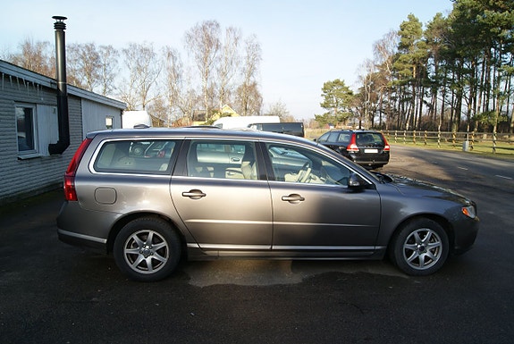 Volvo V70 2 of 15