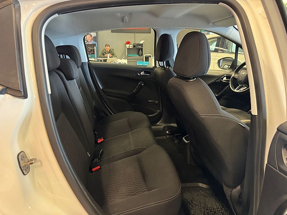 Peugeot 208 15 of 17