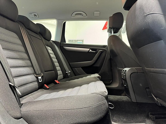 Volkswagen Passat 13 of 17