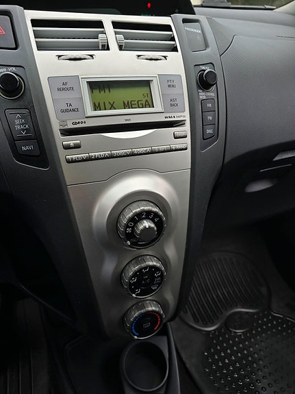 Toyota Yaris 8 of 9