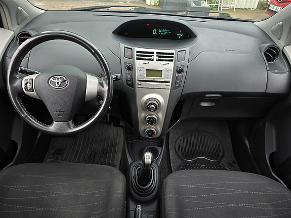 Toyota Yaris 6 of 9