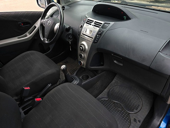 Toyota Yaris 7 of 9