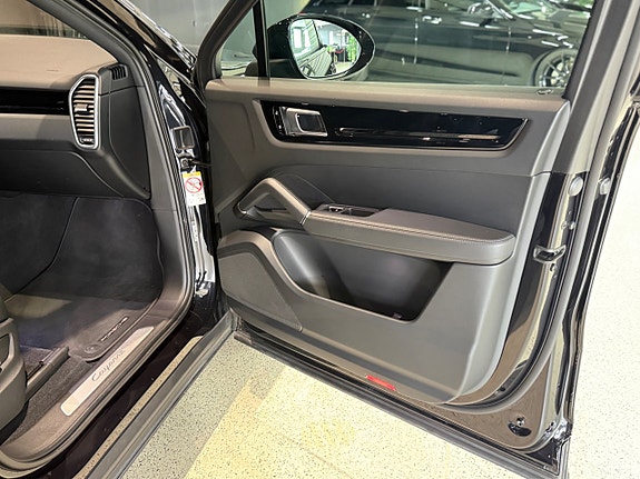Porsche Cayenne Coupe 29 of 30