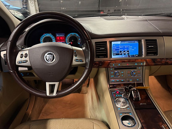 Jaguar XF 15 of 24