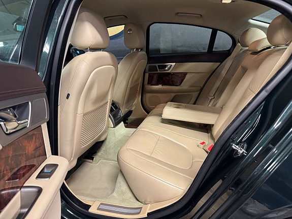 Jaguar XF 12 of 24