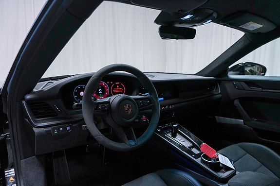 Porsche 911 Carrera GTS 8 of 11