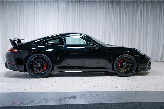 Porsche 911 Carrera GTS 4 of 5