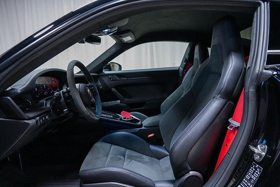 Porsche 911 Carrera GTS 9 of 11