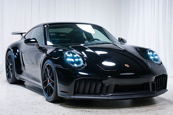 Porsche 911 Carrera GTS 2 of 5