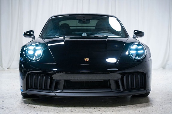 Porsche 911 Carrera GTS 3 of 5