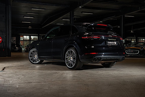 Porsche Cayenne Turbo S 4 of 5