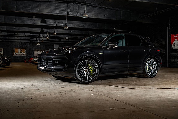 Porsche Cayenne Turbo S 2 of 5