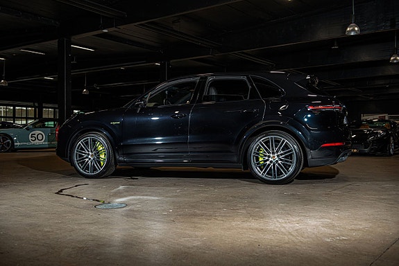 Porsche Cayenne Turbo S 3 of 5