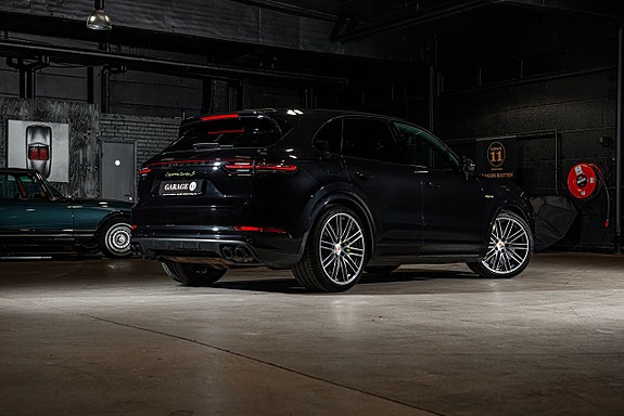 Porsche Cayenne Turbo S 5 of 5