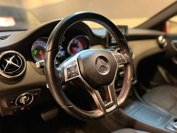 Mercedes-Benz GLA200 11 of 16