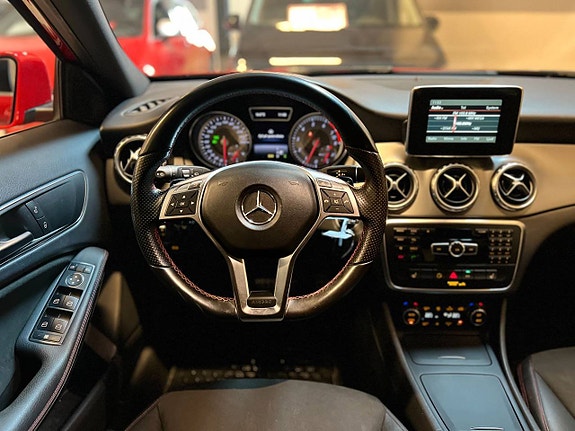 Mercedes-Benz GLA200 13 of 16