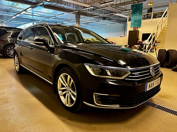 Volkswagen Passat 2 of 5
