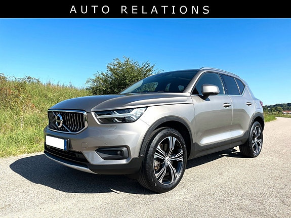 Volvo XC40 2 of 5