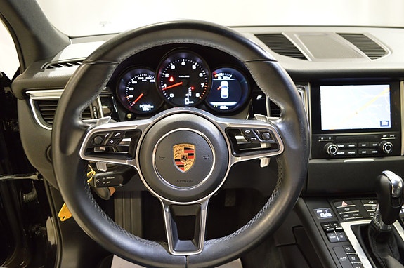 Porsche Macan 11 of 17