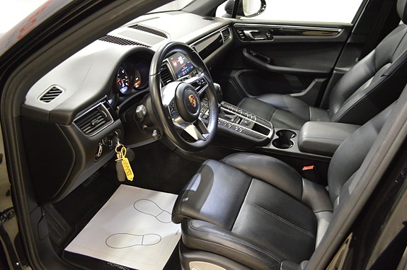 Porsche Macan 7 of 17