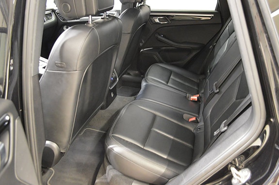 Porsche Macan 8 of 17
