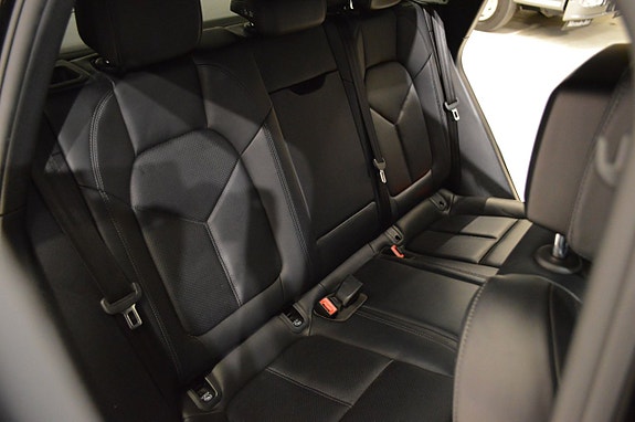 Porsche Macan 13 of 17