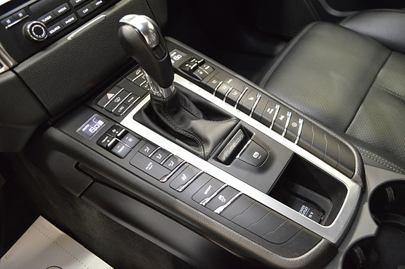 Porsche Macan 12 of 17