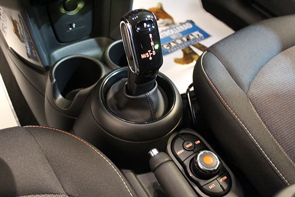 MINI Cooper 17 of 24