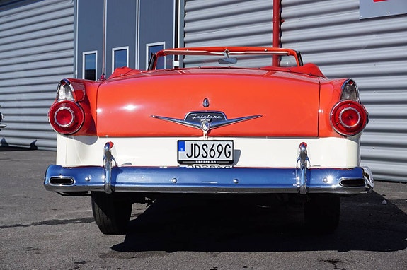 Ford Fairlane 15 of 27