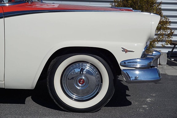 Ford Fairlane 13 of 27