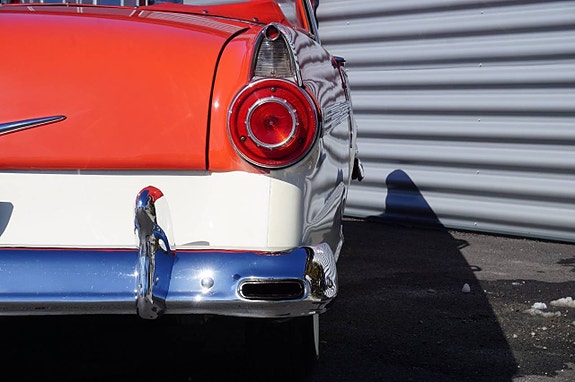 Ford Fairlane 17 of 27