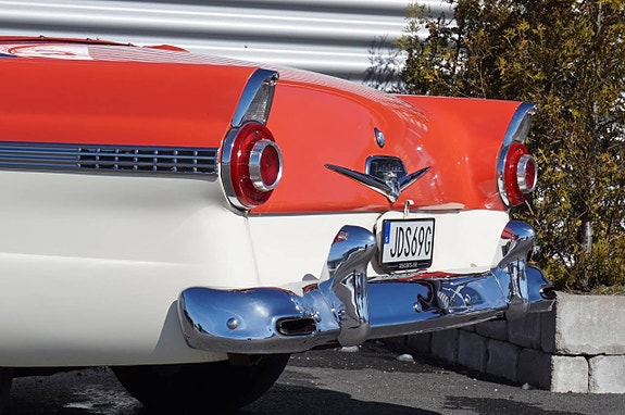 Ford Fairlane 14 of 27