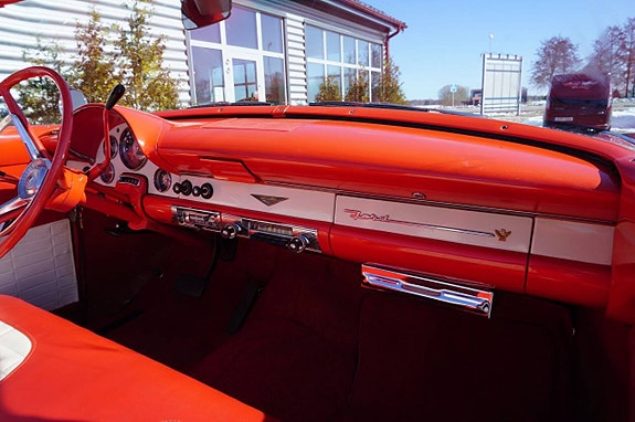Ford Fairlane 25 of 27