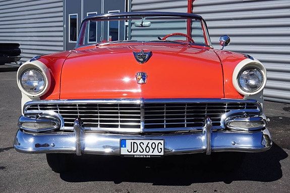 Ford Fairlane 9 of 27