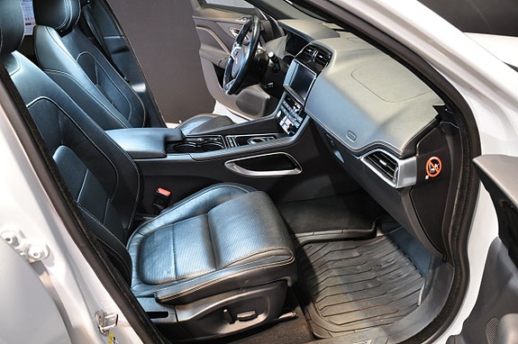 Jaguar F-PACE 13 of 21