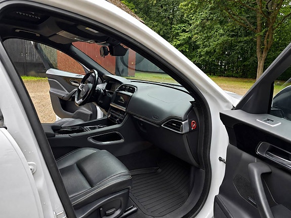 Jaguar F-PACE 16 of 16