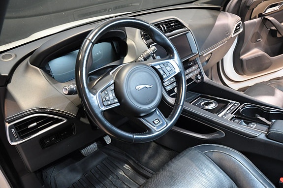 Jaguar F-PACE 11 of 21