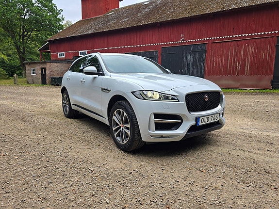 Jaguar F-PACE 2 of 16
