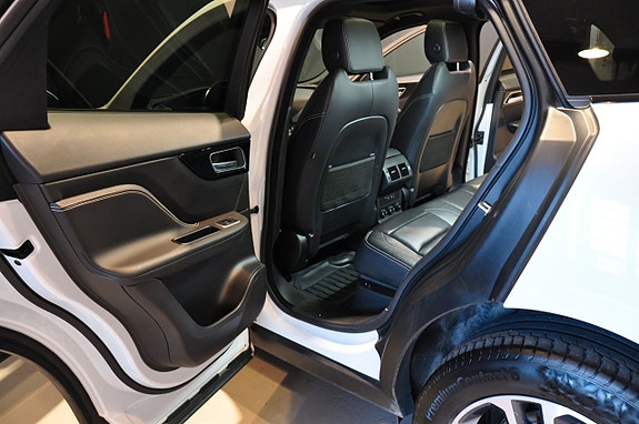 Jaguar F-PACE 15 of 21