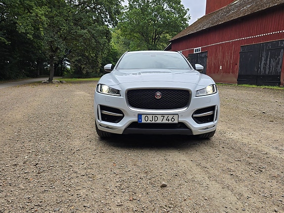 Jaguar F-PACE 8 of 16