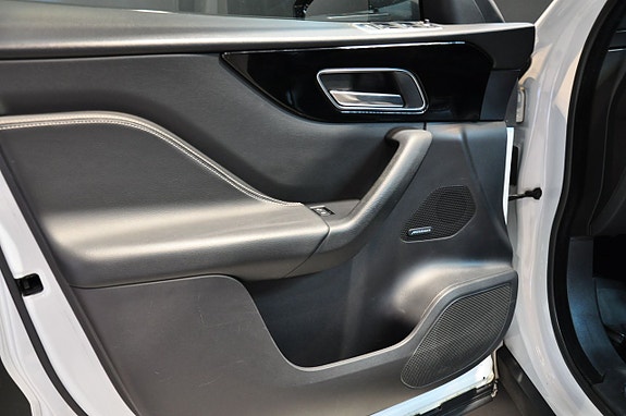 Jaguar F-PACE 12 of 21