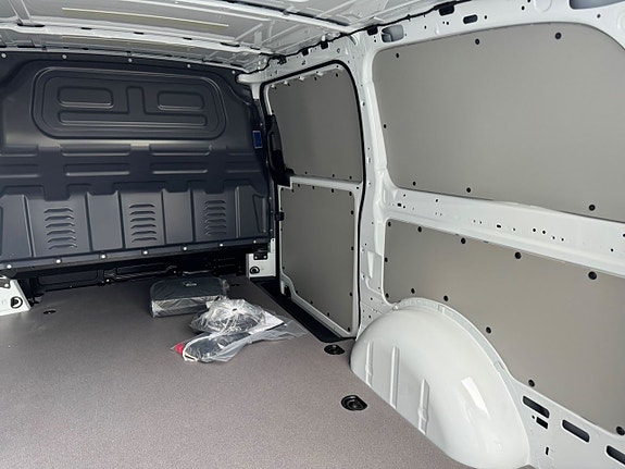 Mercedes-Benz eVito 112 17 of 21