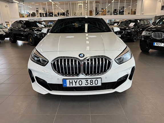 BMW 118i 2 of 5