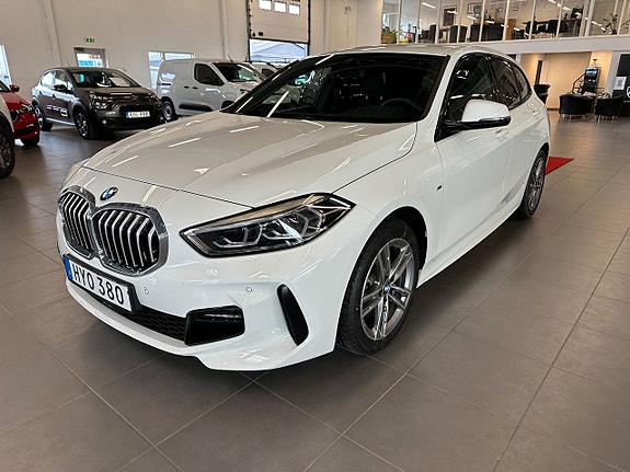 BMW 118i 3 of 5