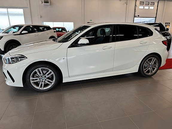 BMW 118i 4 of 5