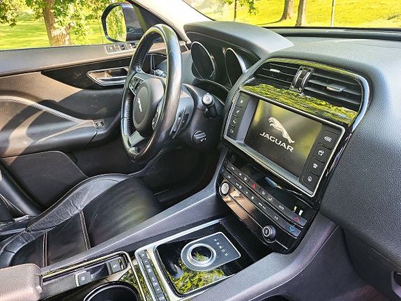 Jaguar F-PACE 14 of 16