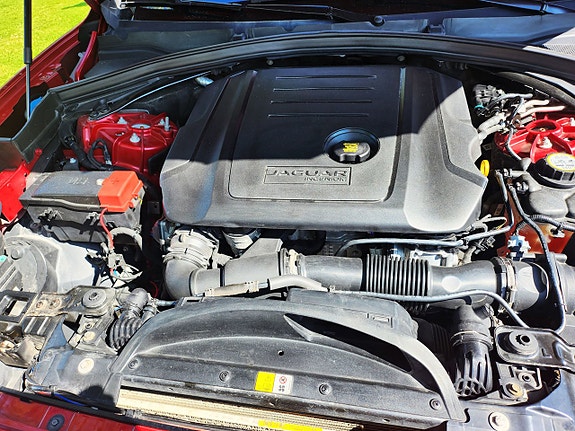 Jaguar F-PACE 6 of 16