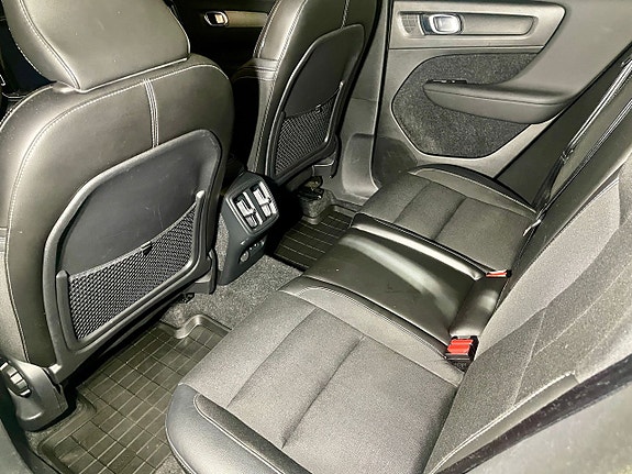 Volvo XC40 8 of 18