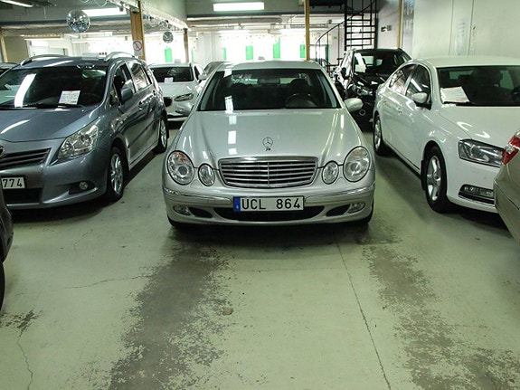 Mercedes-Benz E240 5 of 14
