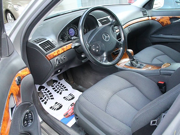 Mercedes-Benz E240 13 of 14
